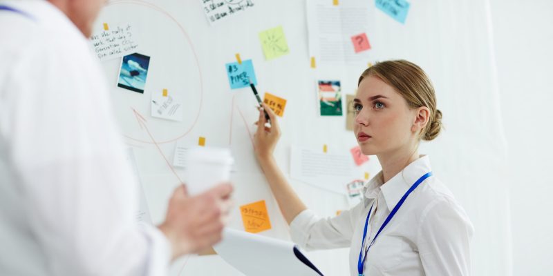 Profissionais de saúde analisando metas e indicadores do consultório